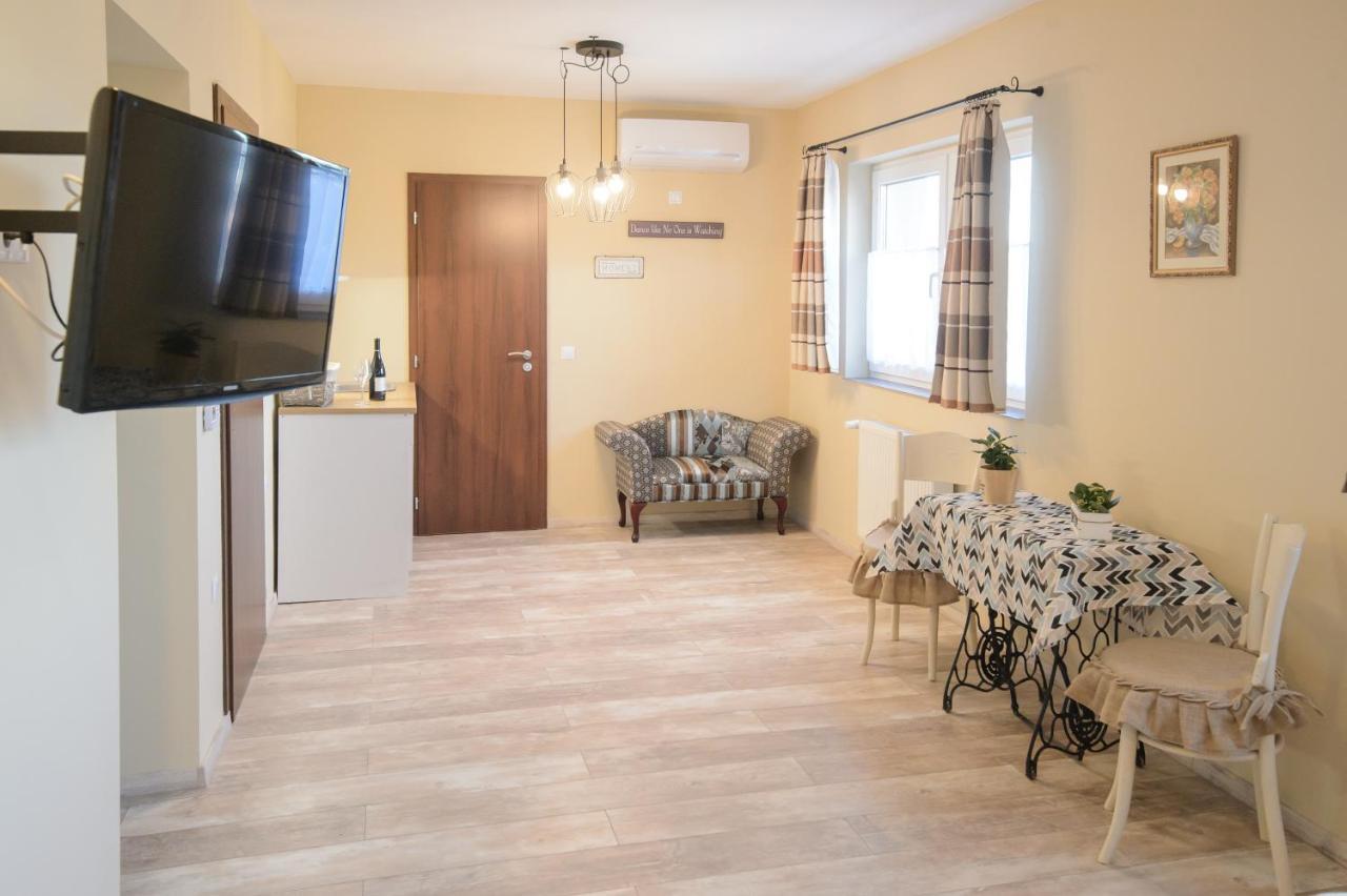 Illaberek Panzio Hotel Eger Exterior photo